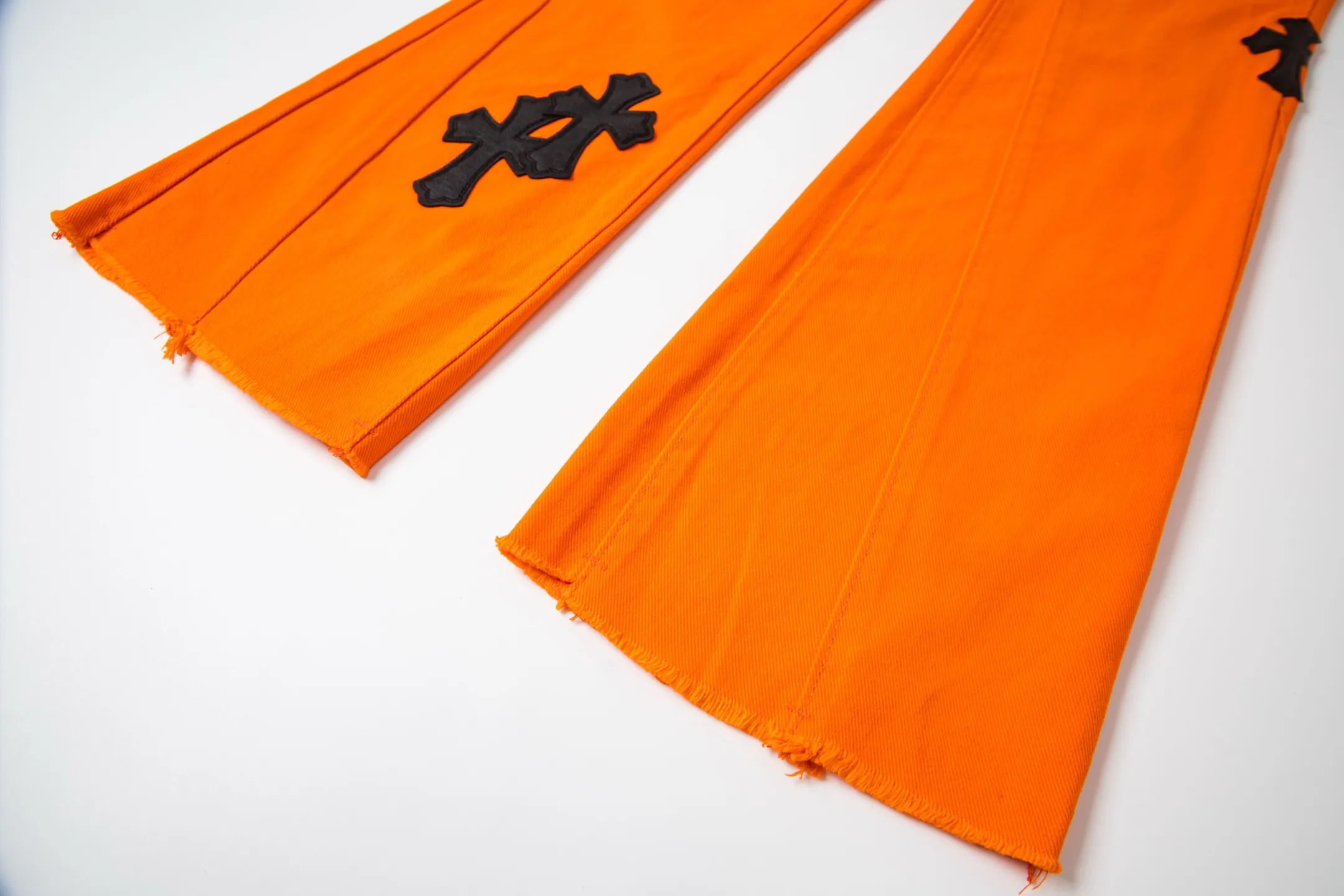 #8204 P230💰 GALLERY DEPT. Vintage spliced orange cross loose washed flared jeans - truly restore the ultimate texture of Vintage - original hardware accessories washed and other elevators, QR code analysis are all purchased from the original factory, high degree of restoration, you are welcome to compare with a certain product~ - Three-dimensional version Loose and comfortable, not picky about the figure, taller and slimmer, factory Seiko, original quality control, same style for men and women, can be matched with couples, versatile recommendation, must-have jeans for all seasons -Size: 28 30 32 34 36